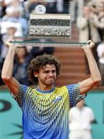 Gustavo Kuerten với kỷ niệm chương của giải Rolland Garros sau trận đấu với Paul-Henri Mathiew.